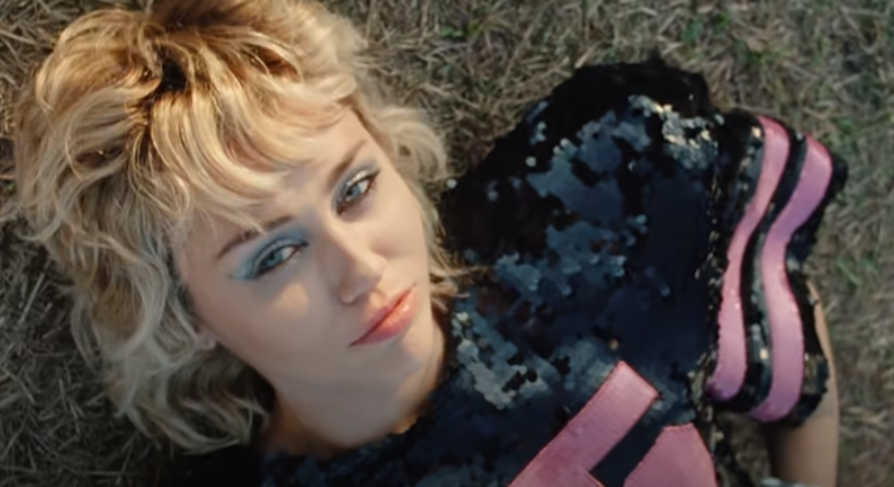 Miley Cyrus pede para fãs se vacinarem em novo clipe de 'Angels Like You'