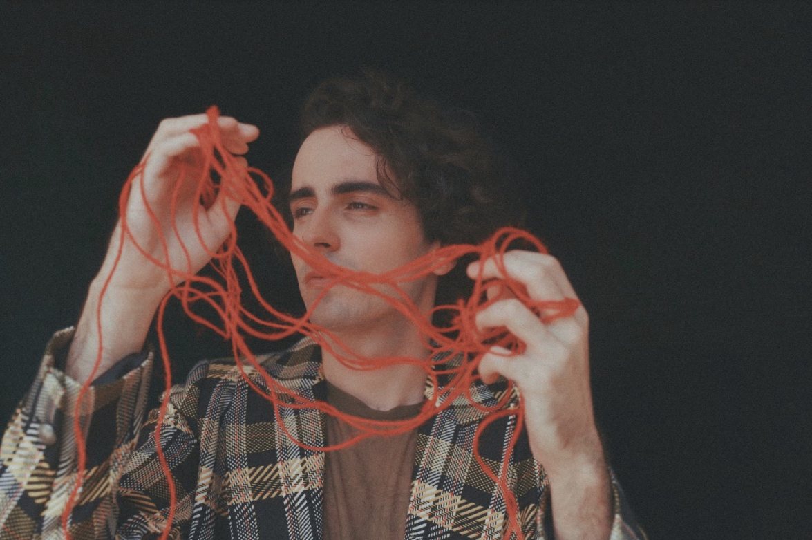 Pratagy expressa o amor no single "Te Amo"; confira
