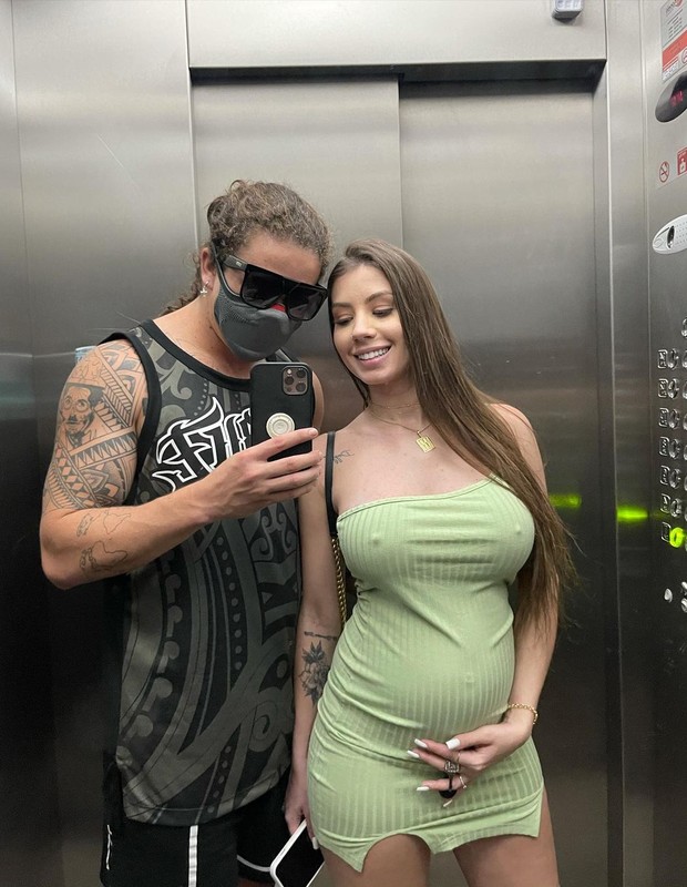 Noiva de Whindersson mostra barrigão de grávida de lingerie no espelho