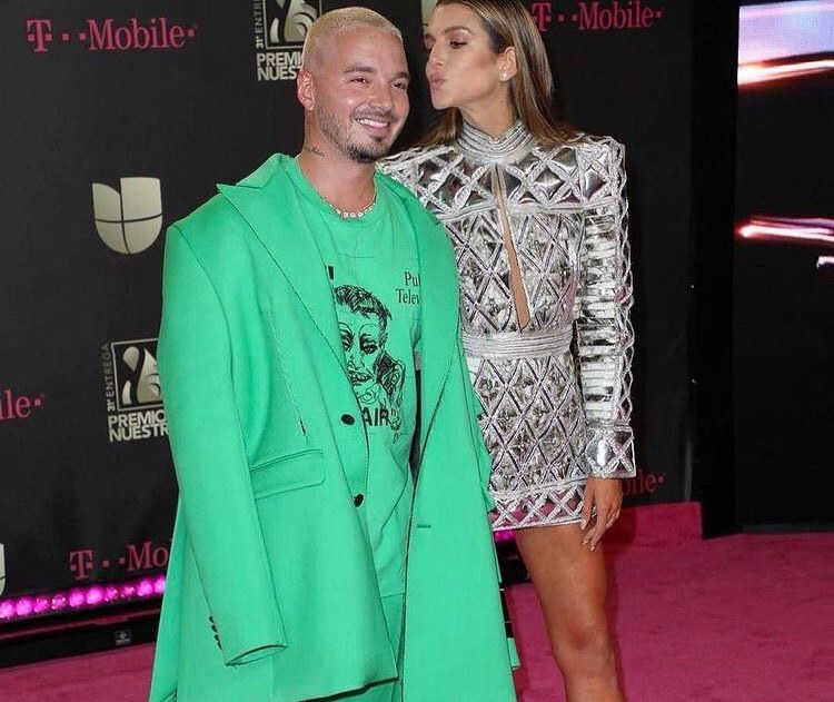 J Balvin e namorada Valentina Ferrer anunciam que serão pais pela 1ª vez