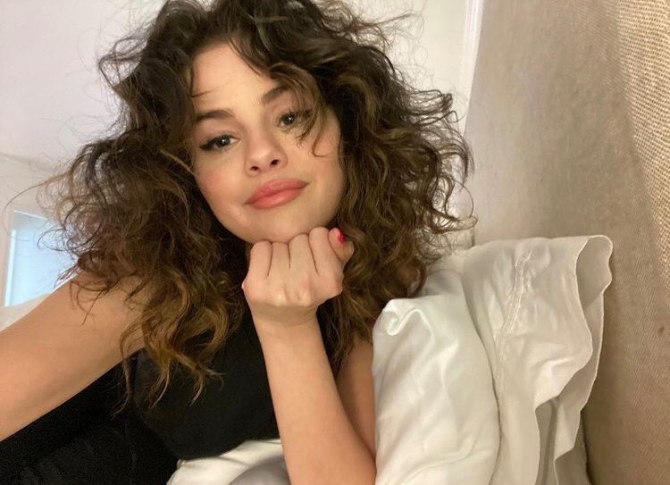 Selena Gomez aparece loiríssima em nova selfie: 'Blondlena está de volta'