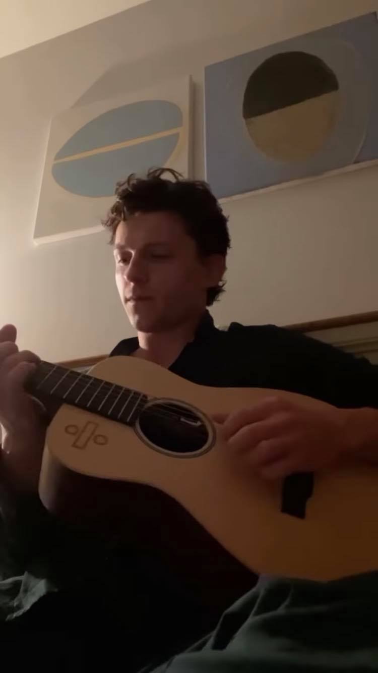 A web não está sabendo lidar com Tom Holland aprendendo a tocar violão