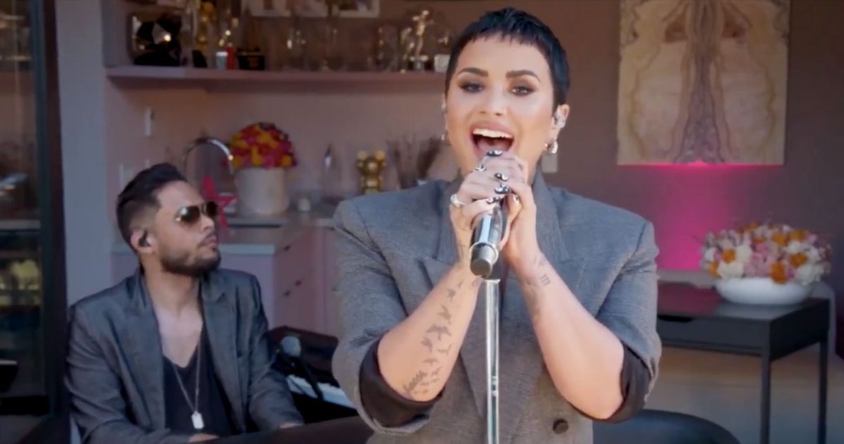 Demi Lovato canta músicas do novo álbum no Tiny Desk Concert