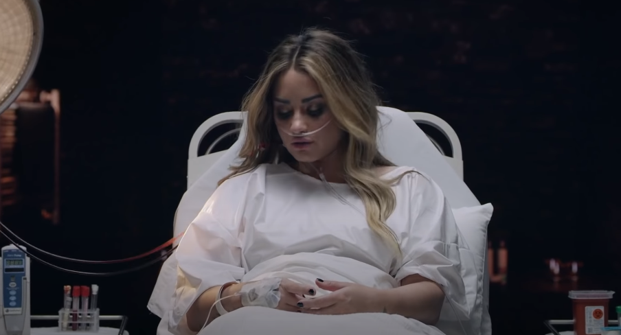 Demi Lovato reconstitui noite em que sofreu overdose em 'Dancing With The Devil'