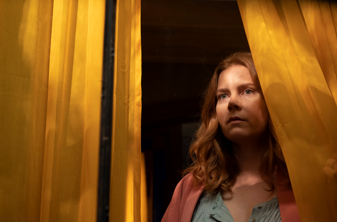 Tensão e paranoia marcam novo trailer de 'A Mulher na Janela', da Netflix