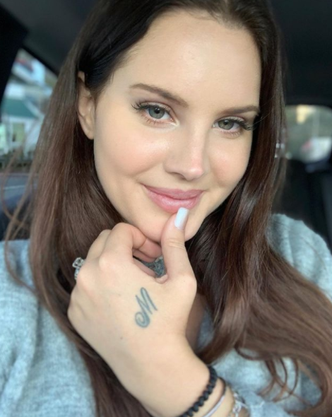 Lana Del Rey revela trecho de clipe inédito do novo álbum 'Blue Banisters'