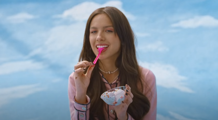 Olivia Rodrigo lança 'Deja Vu' e anuncia álbum de estreia para Maio