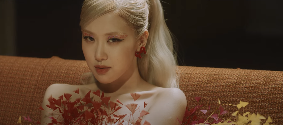 Rosé vive a dor de um término no novo clipe de 'Gone'