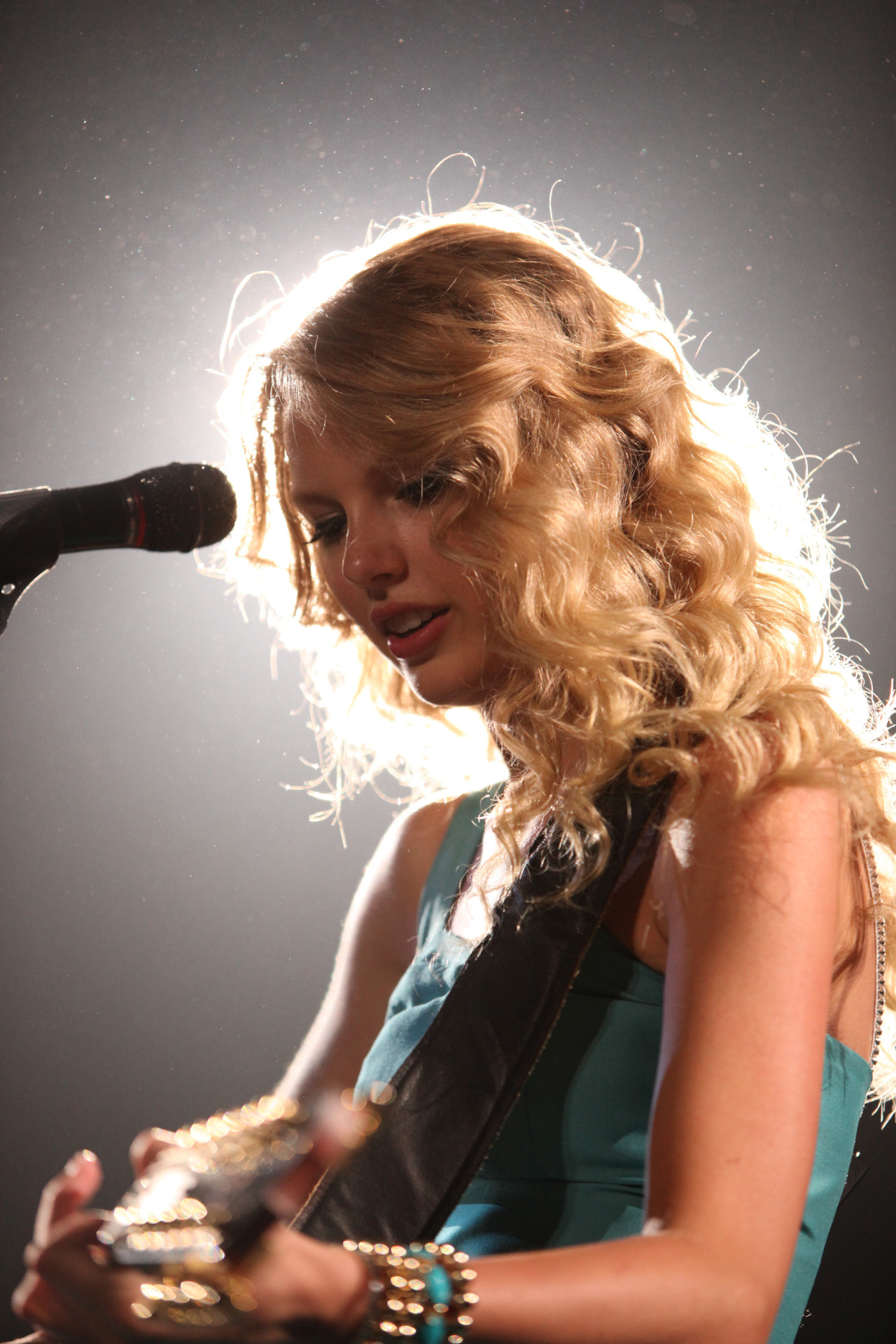 Taylor Swift lança preview de regravação de 'Breath', com Colbie Caillat