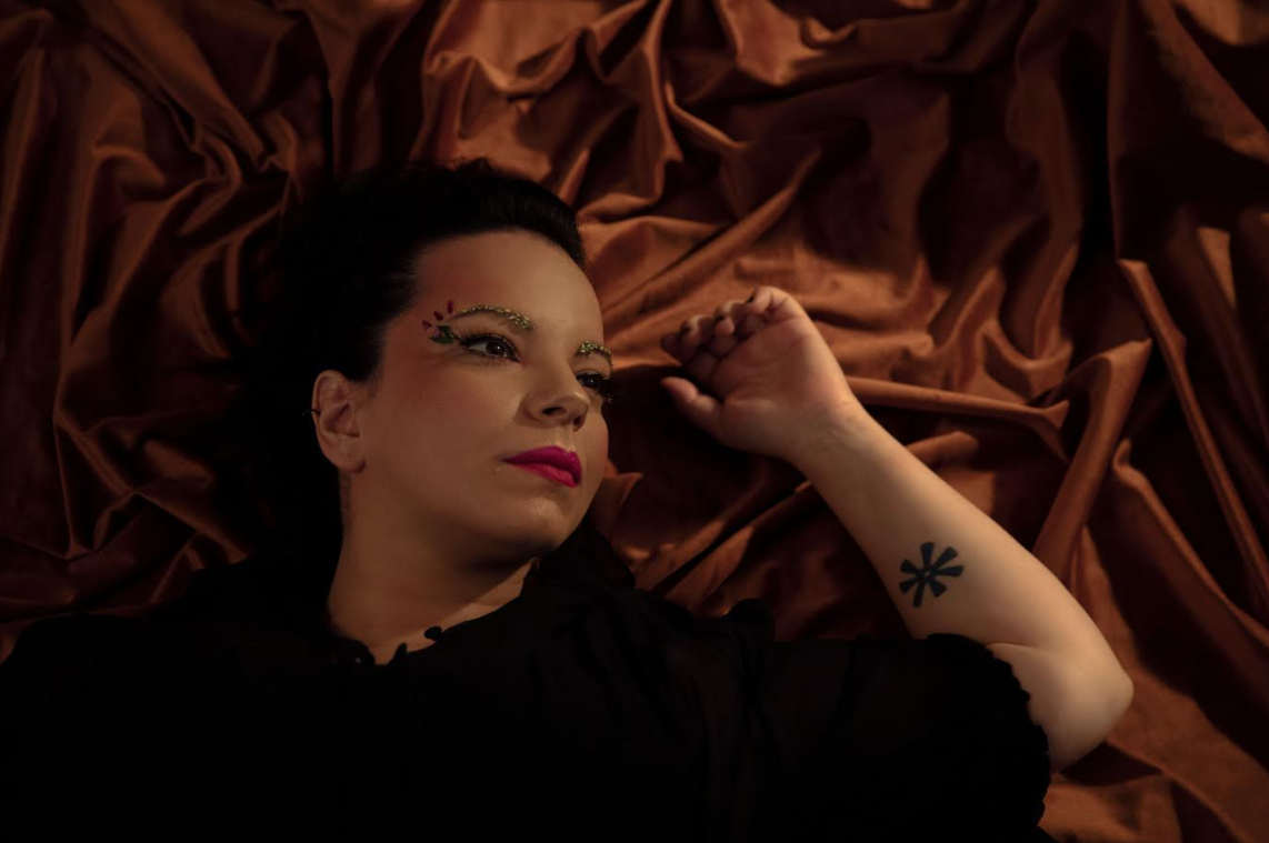 Vanessa Krongold lança o clipe “Dois e dois” e fala sobre liberdade feminina