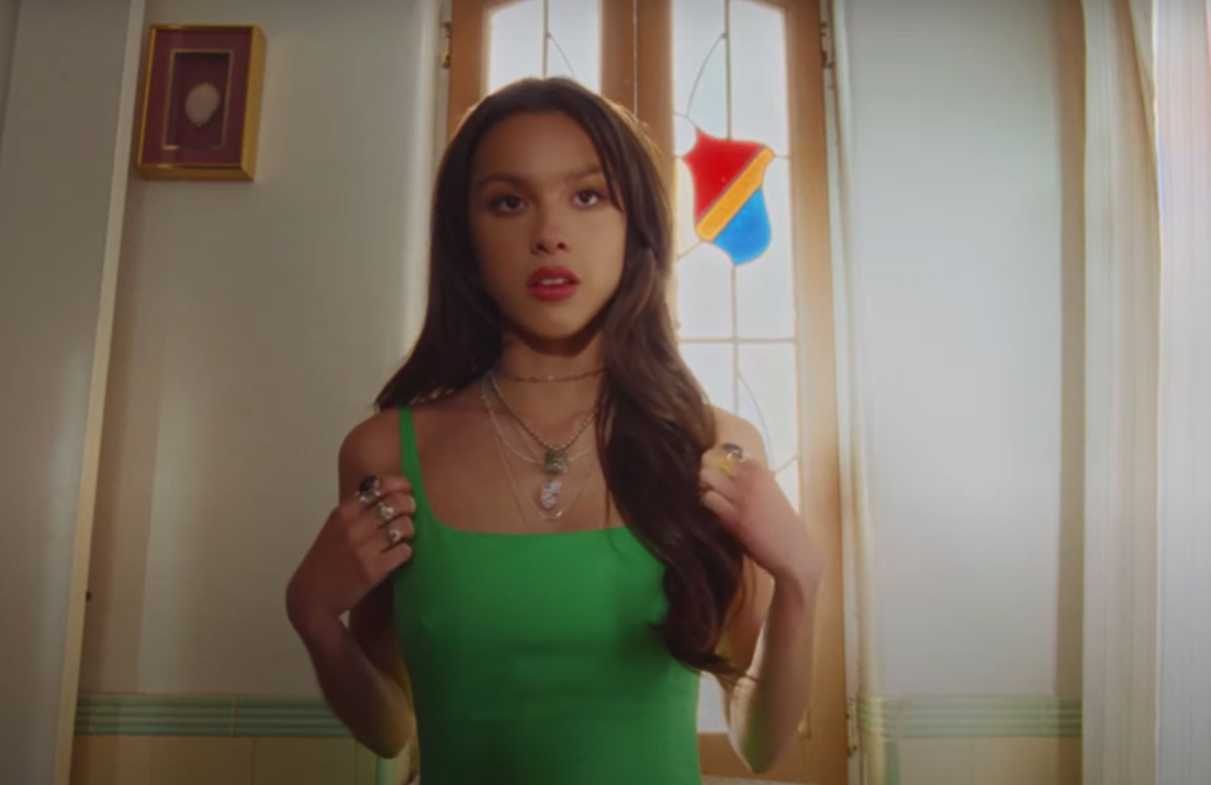 Olivia Rodrigo divulga os bastidores do clipe de "deja vu"; confira