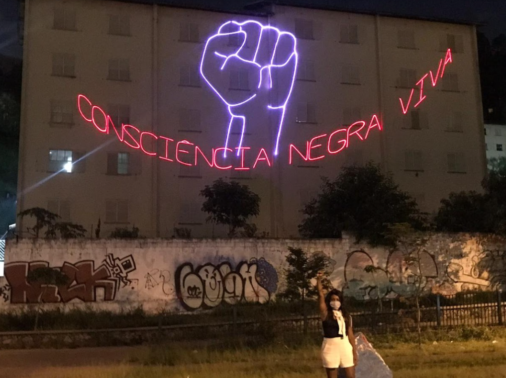 Iniciativa cultural projeta mensagens de artistas para incentivar o isolamento social