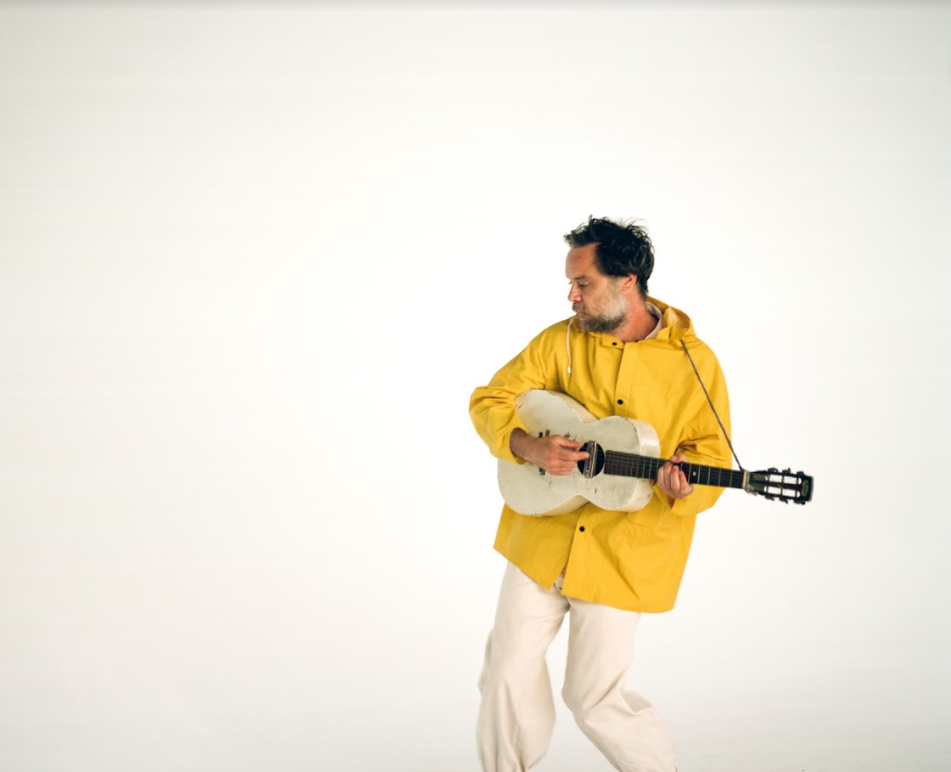 Rodrigo Amarante lança o single "Maré"; confira o clipe
