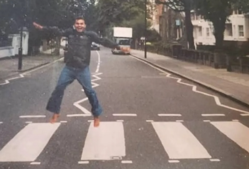 Fã dos Beatles morre de COVID e família procura cartas guardadas em discos vendidos