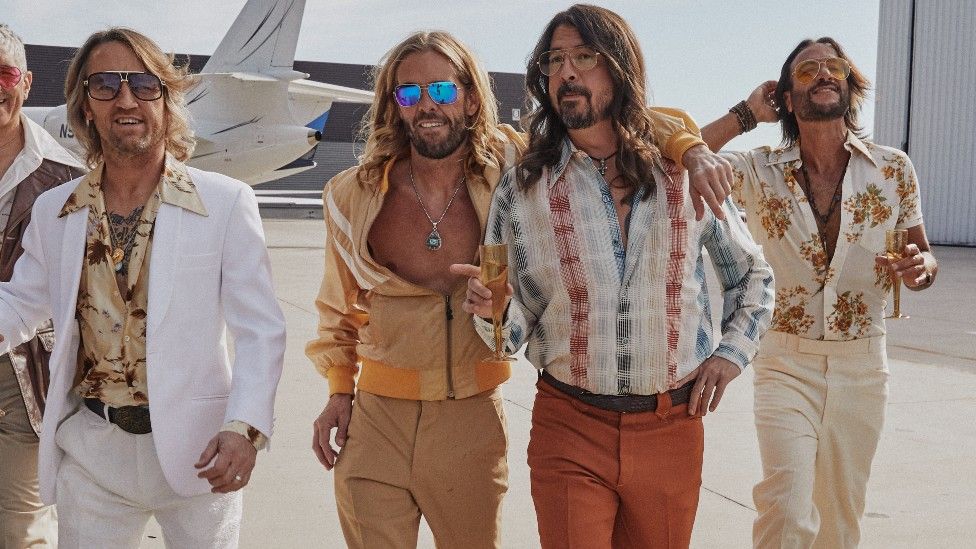 Com pseudônimo Dee Gees, Foo Fighters anunciam álbum com covers de disco music
