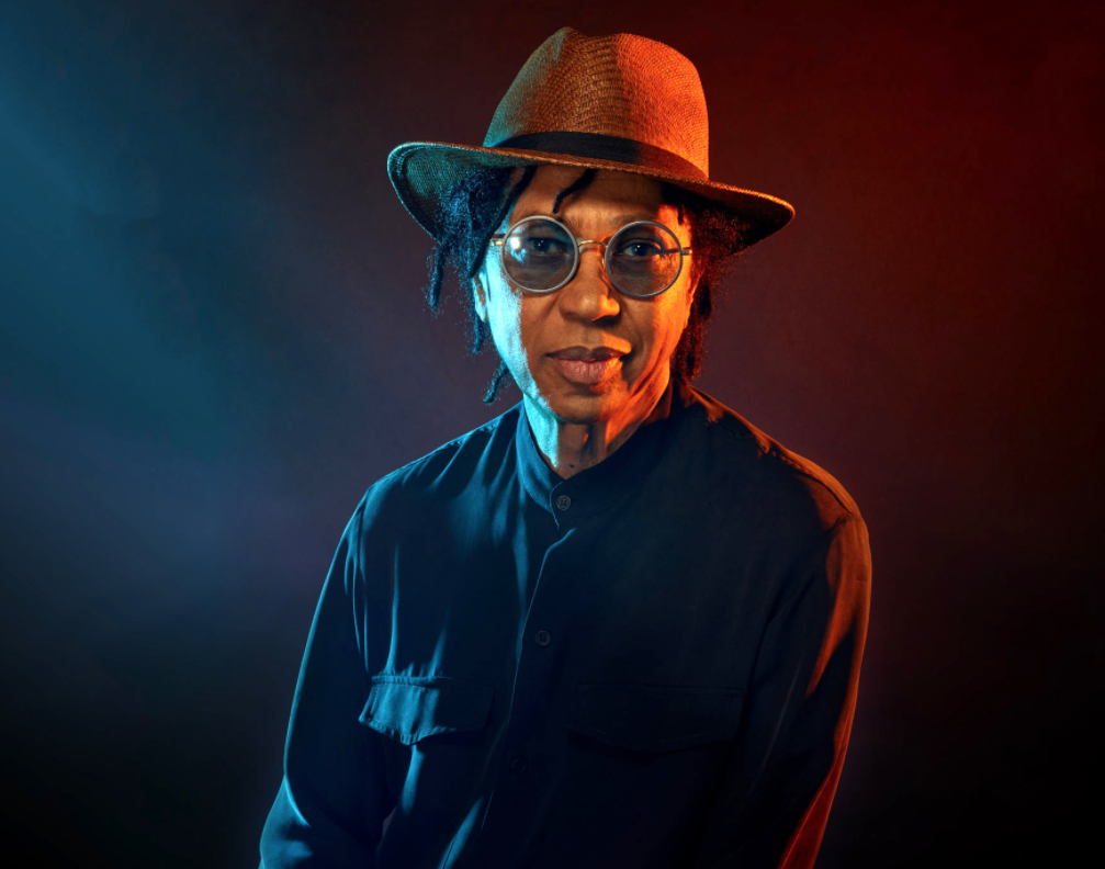 Djavan chega ao TikTok junto com a campanha “#LendoComDjavan”