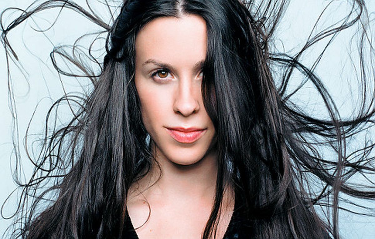 Alanis Morissette surpreende fãs ao surgir com novo visual em programa