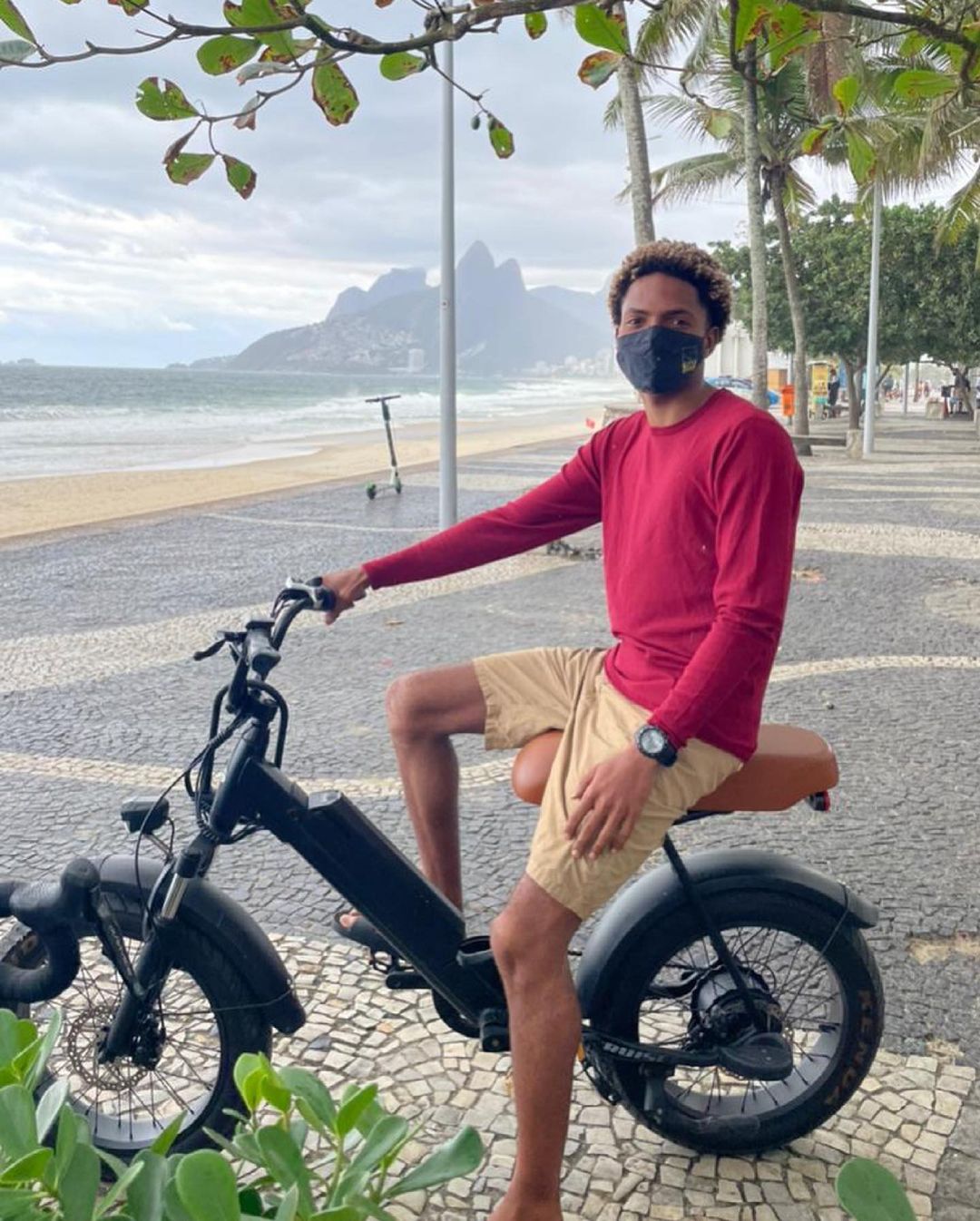 Casal que cometeu racismo contra o instrutor de surf Matheus Ribeiro é demitido
