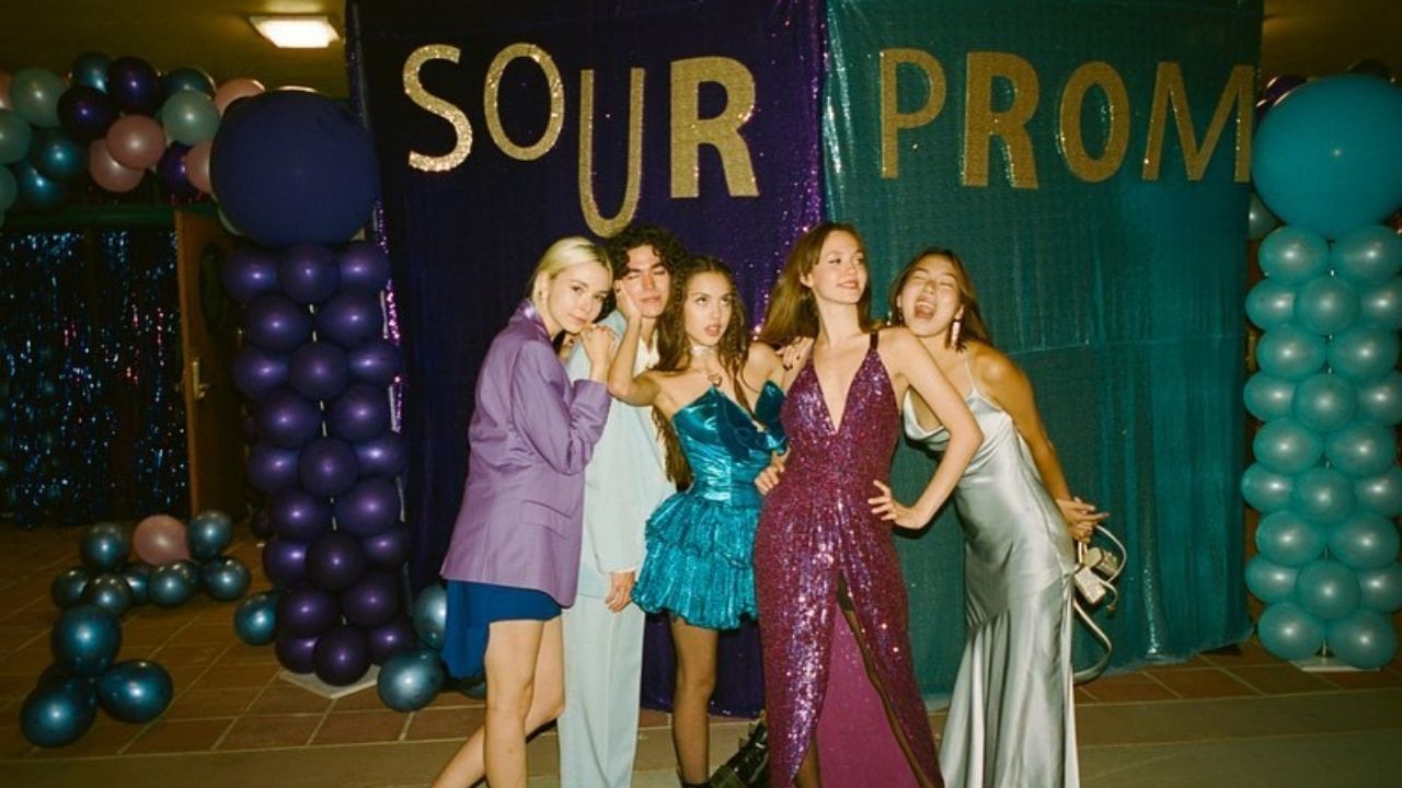 Olivia Rodrigo nos leva para baile de formatura com especial "SOUR Prom"