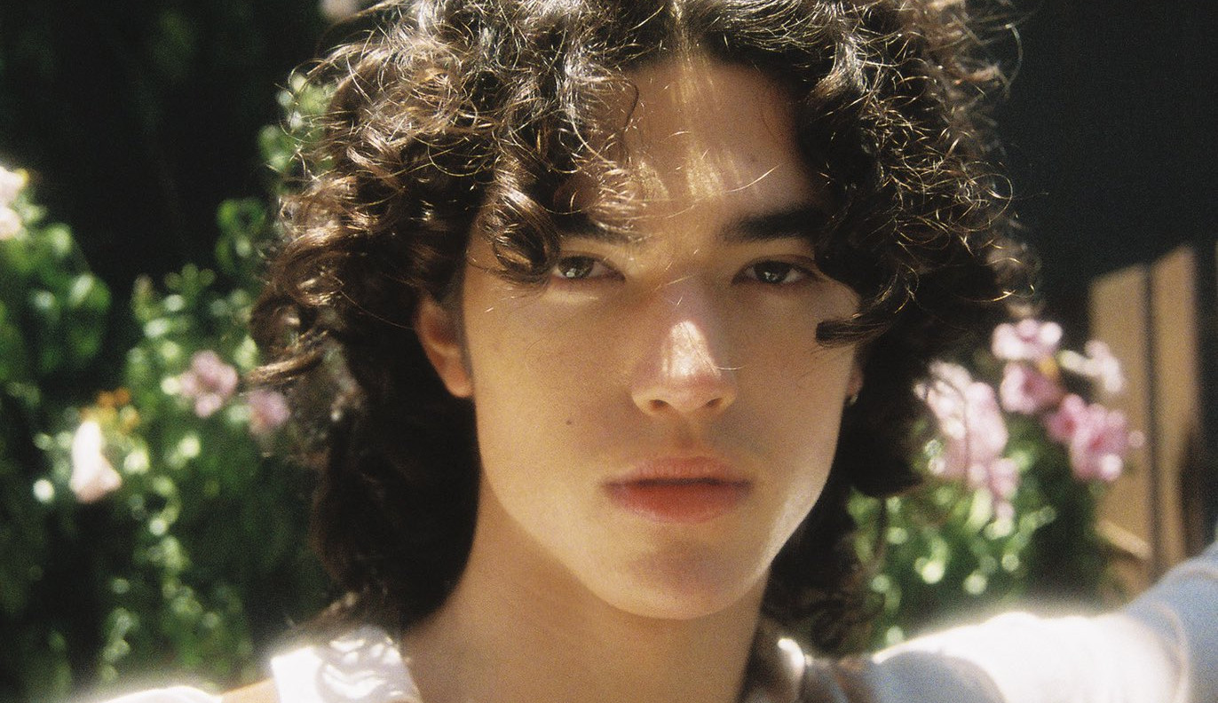 Conan Gray canta sobre expectativas e desejos no single “People Watching”