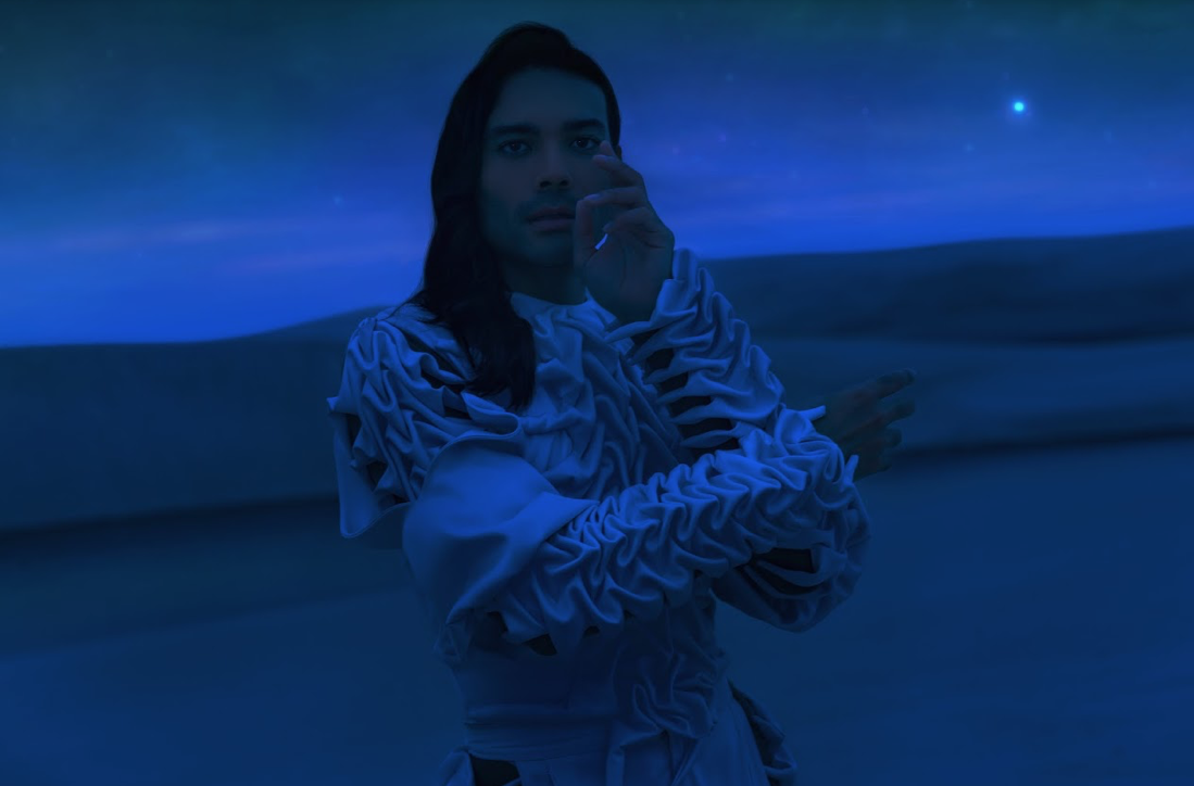 Paolo Ravley ama sem medo no single “Mundo”; ouça