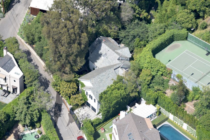 Adele compra terceira mansão na vizinhança de Jennifer Lawrence