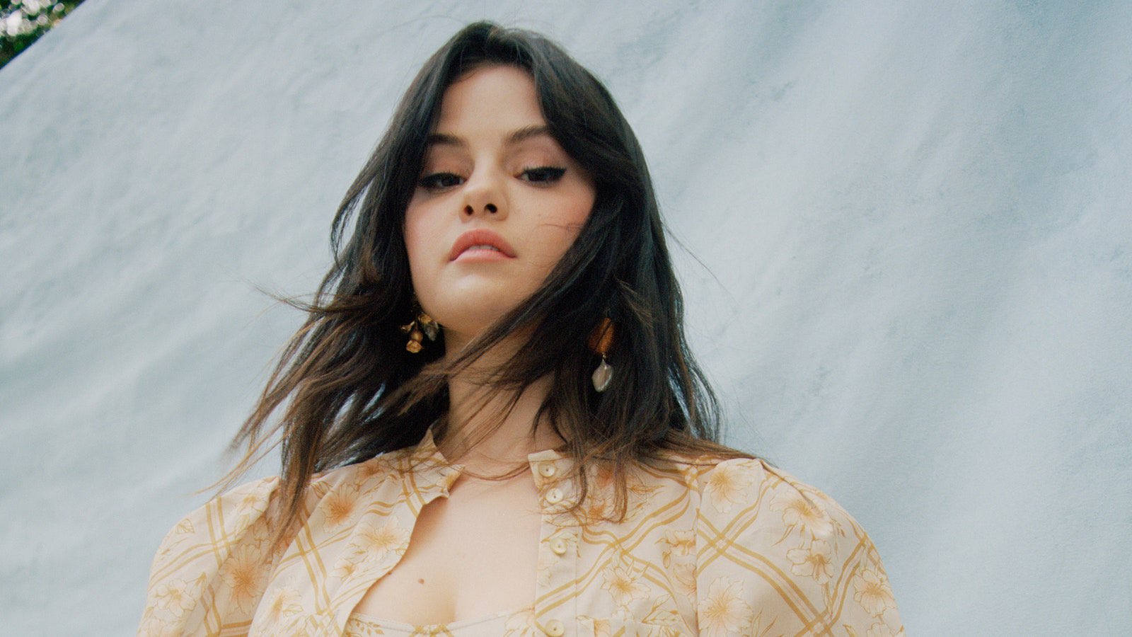 Selena Gomez anuncia o lançamento do single “999” em parceria com Camilo