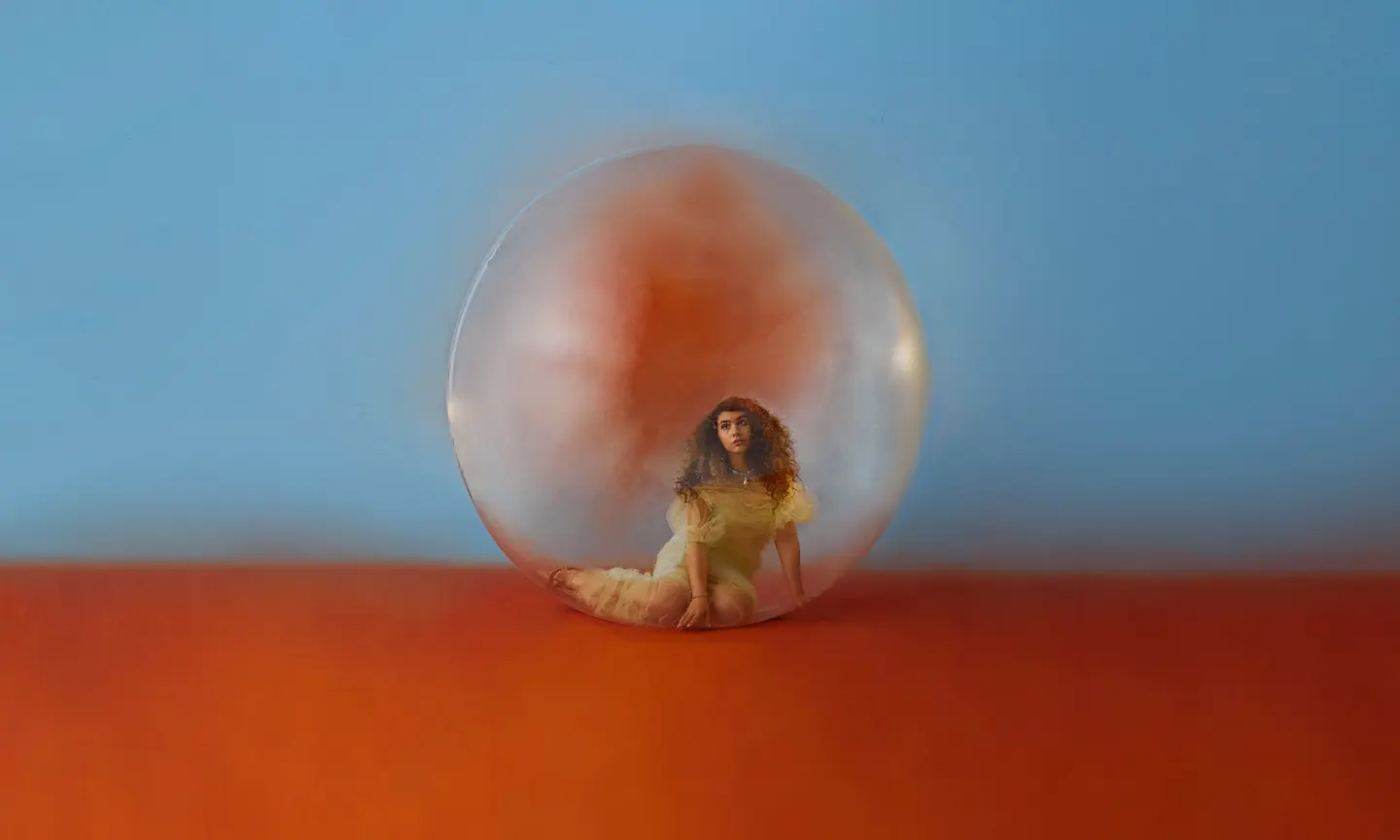 Alessia Cara revela capa de data de lançamento do álbum “In The Meantime”