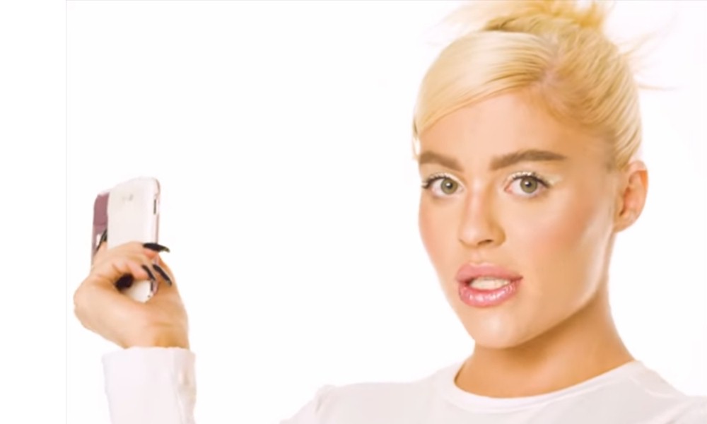 Luísa Sonza se inspira em Britney Spears no lyric video de “2000 s2”