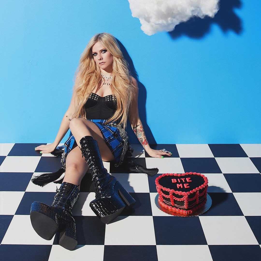 Avril Lavigne lança o clipe de “Bit Me”; confira
