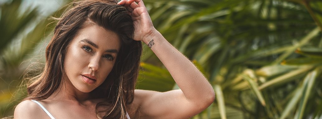 Modelo viraliza no TikTok ao postar foto de mulher fotografando seu bumbum