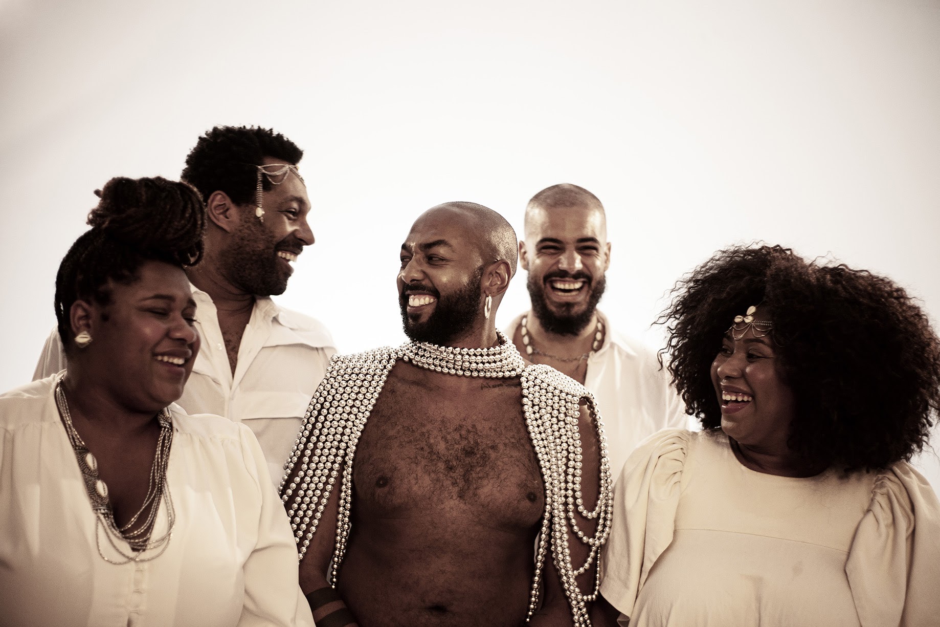 Aláfia celebra 10 anos com a calorosa “Quintal”, ouça