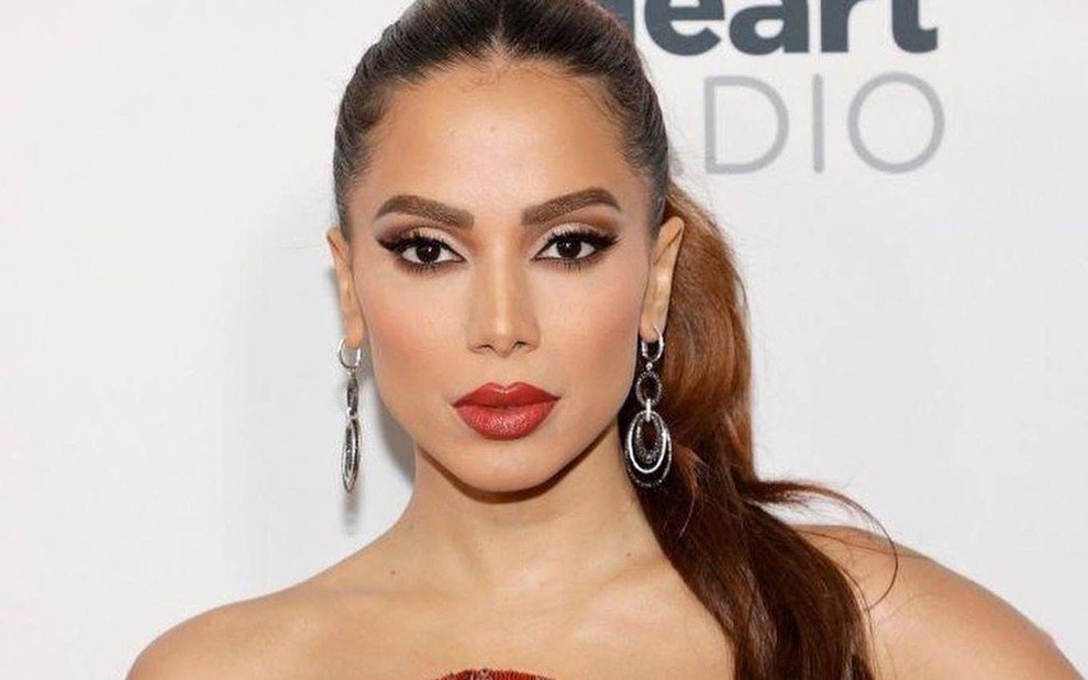 Anitta é confirmada como atração do especial de Ano Novo de Miley Cyrus e Pete Davidson