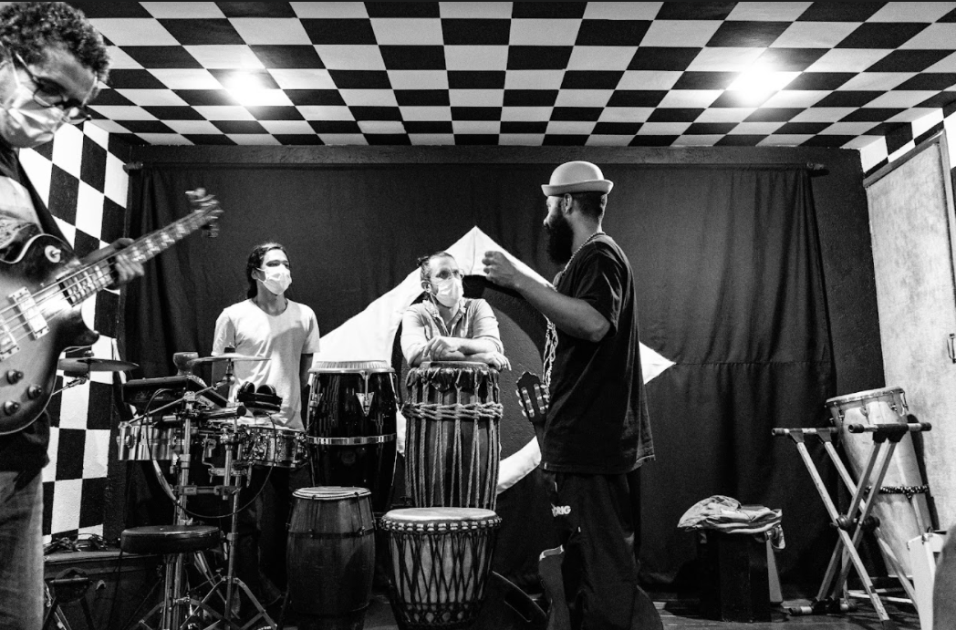 Tiganá Santana e BaianaSystem lançam a faixa “Canto para Atabaque”, inspirada em poema de Carlos Marighella