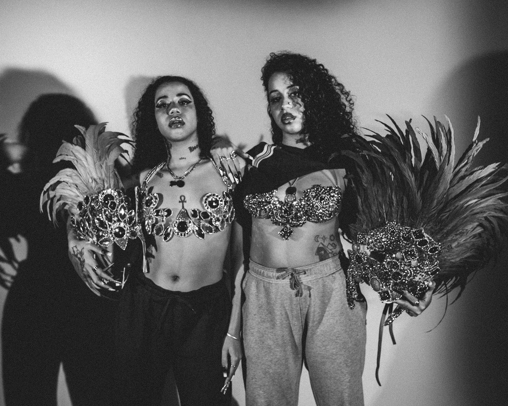 Tasha & Tracie lançam o clipe de “Diretoria”; confira