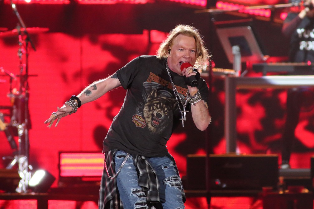 Slash afirma que Guns N' Roses lançará faixas inéditas em breve