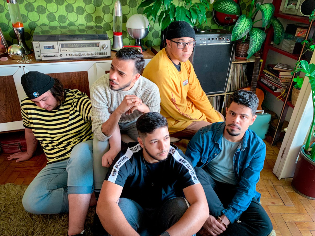Manifeste valoriza novas experiências no single "Candelabro"; ouça