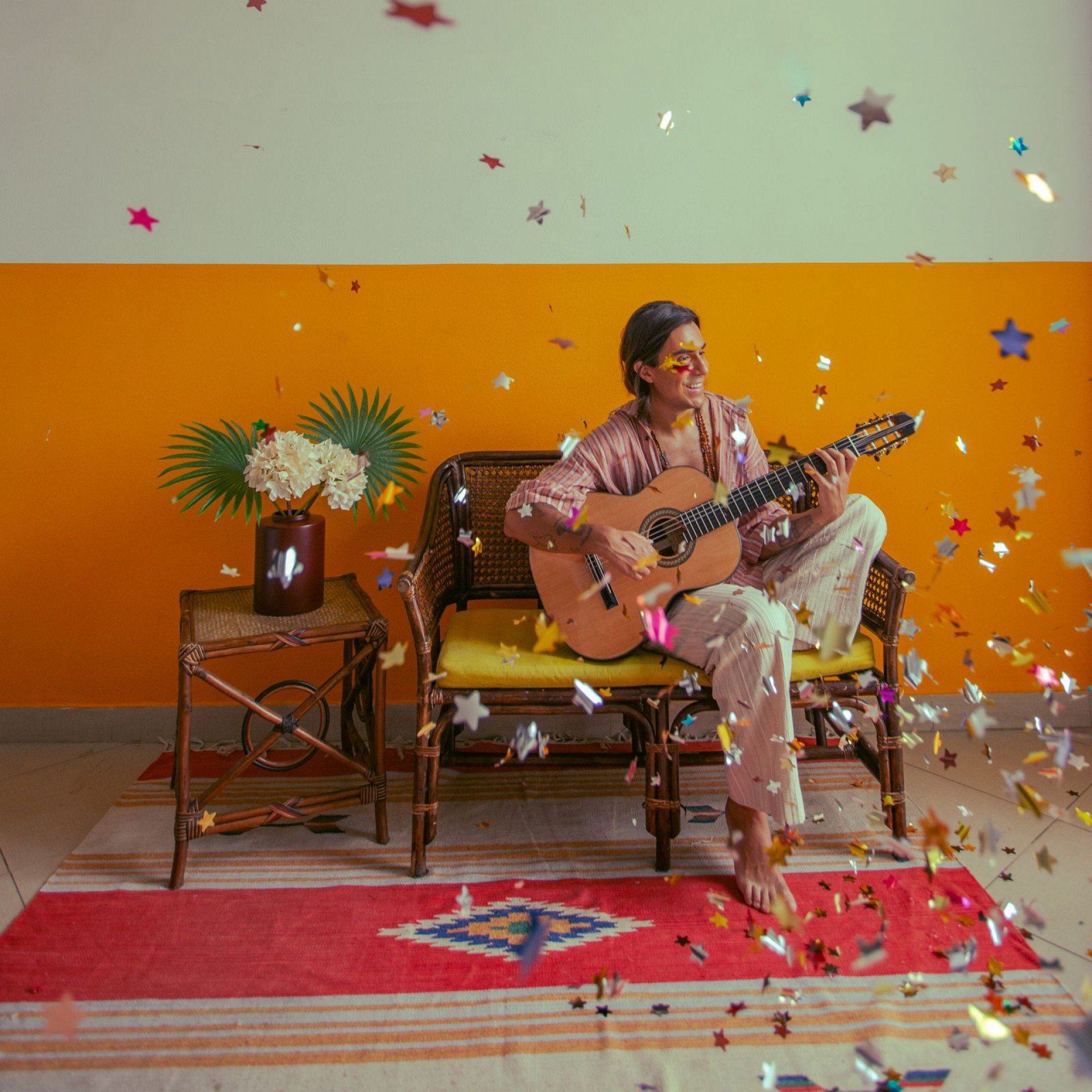 Pe Lu faz releitura dos clássicos do axé no EP “Carnaval de Sofá”