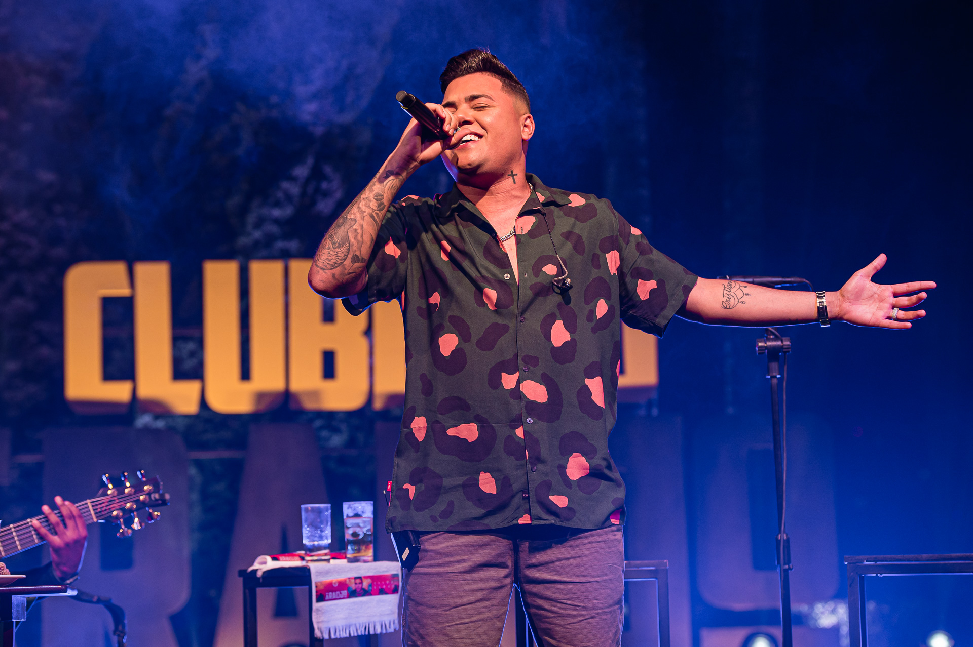 Felipe Araújo reúne sertanejo, pagode e futebol na “Casa do Araújo”