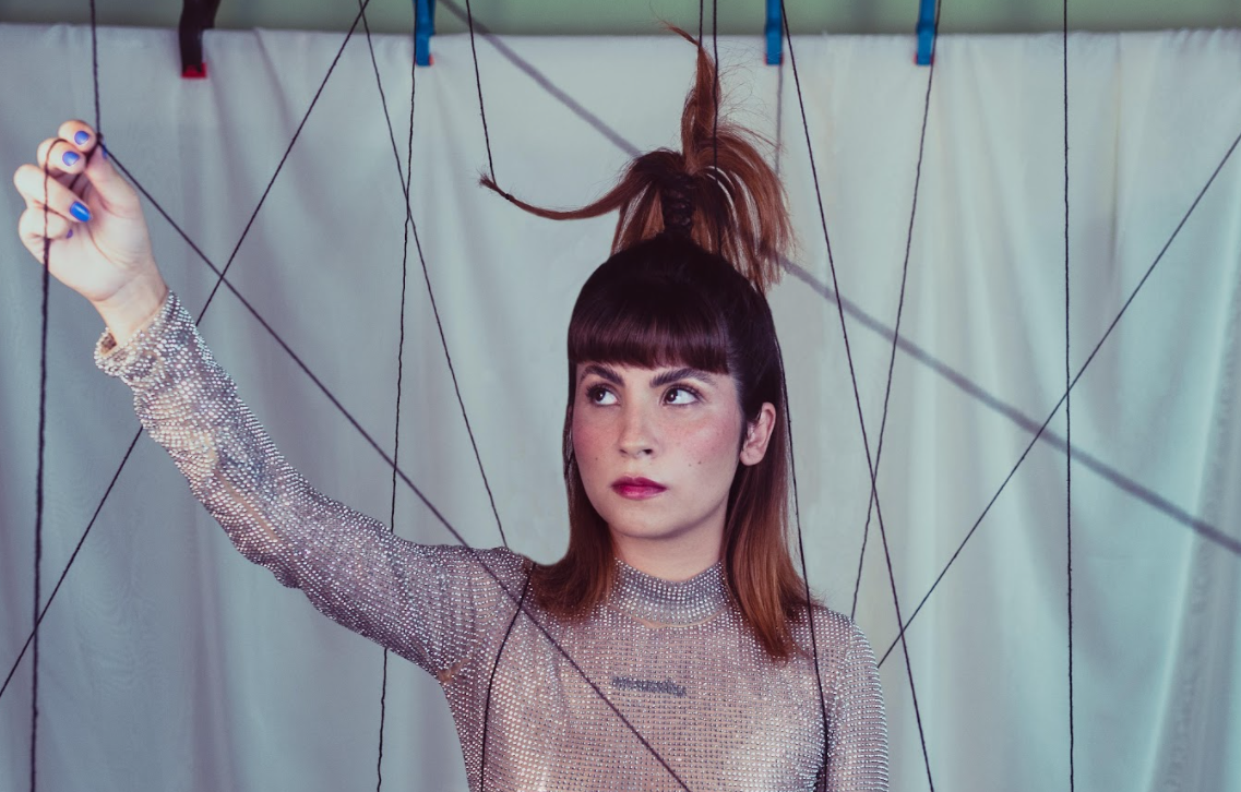 Mariana Cavanellas clama por novas vivências no single “Devagar”
