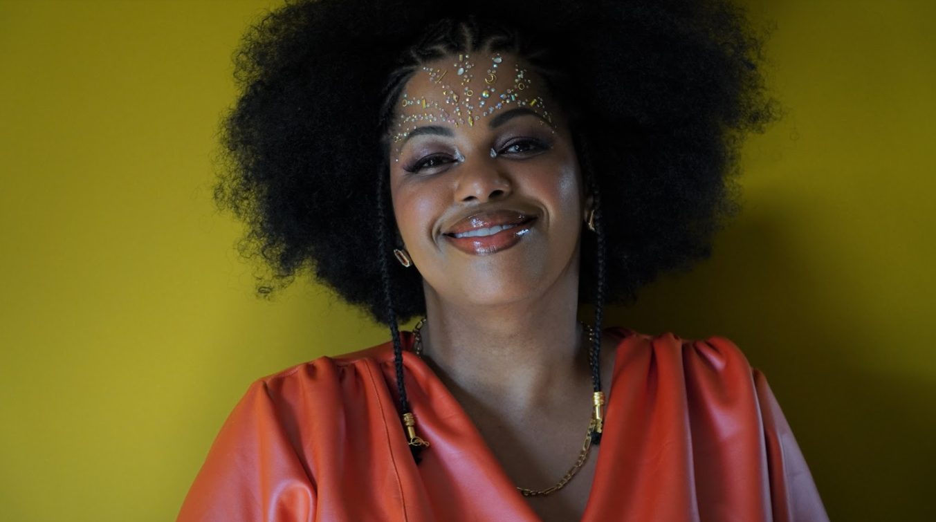 Janine Mathias puxa o bloco da saudade no single “Me Enfeita”