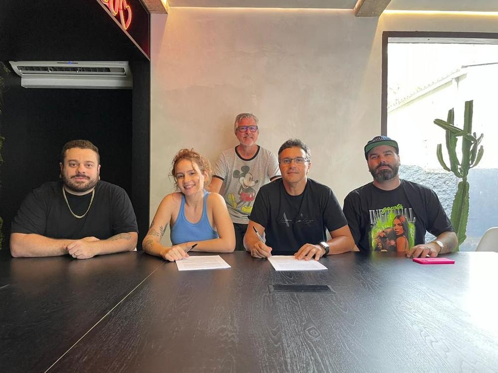 Carol Biazin assina contrato com a Universal Music Brasil