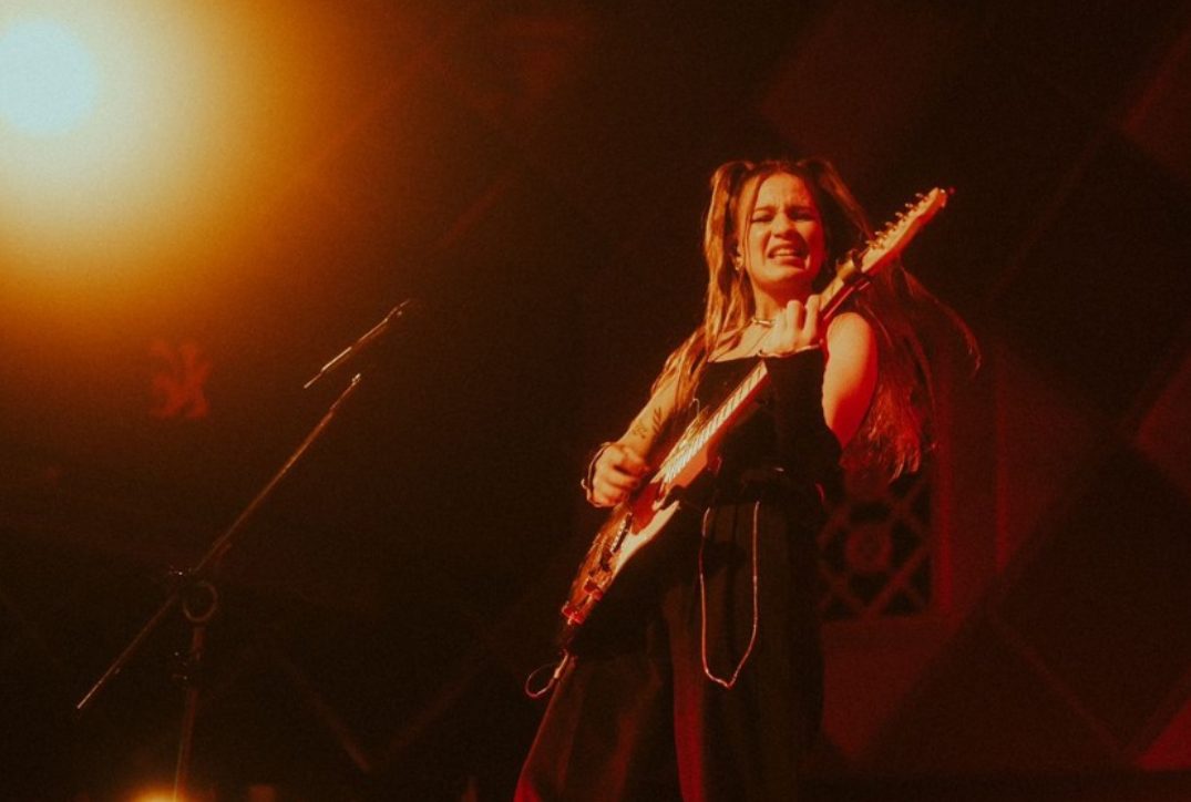 Carol Biazin lança DVD “Beijo de Judas” com participações especiais