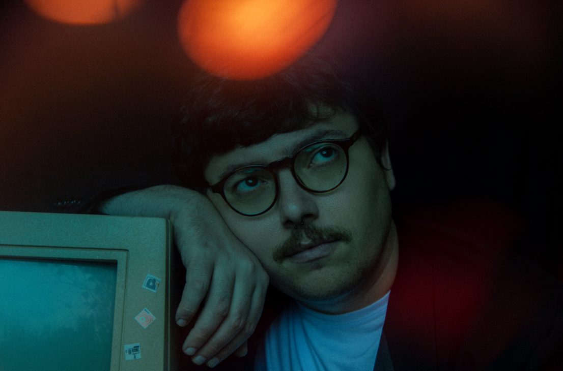 JOVA explora o amor cibernético no clipe “Ao Meu Lado”