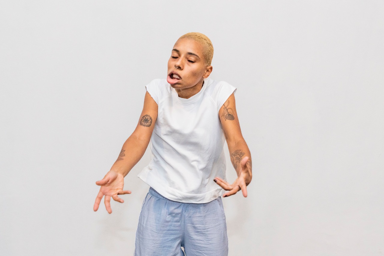 Em São Paulo, Malu Avelar estreia seu primeiro trabalho solo no Teatro de Contêiner