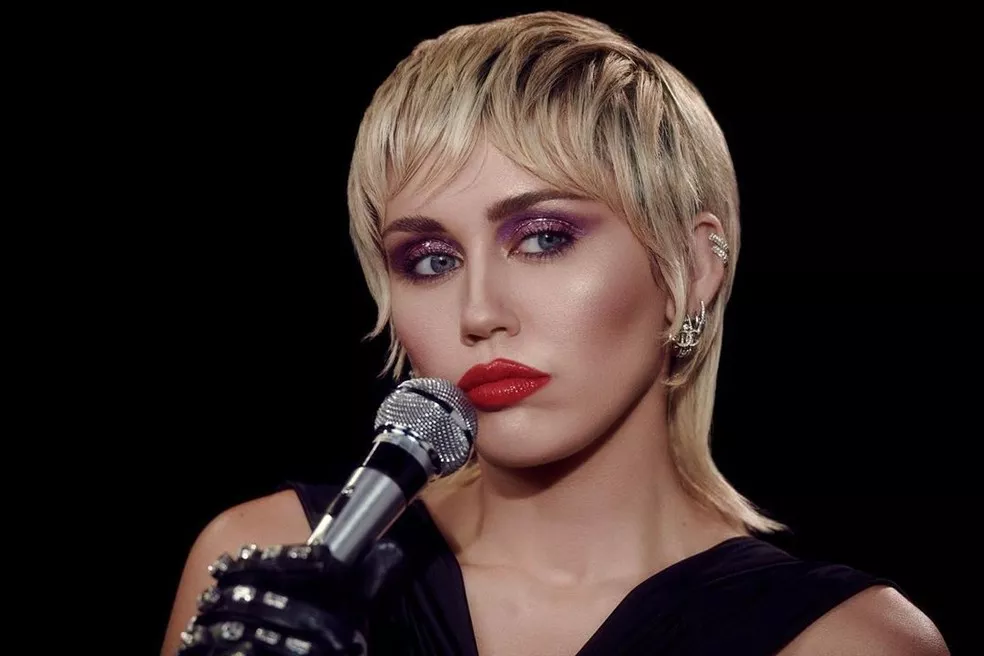 Após turnê na América Latina, Miley Cyrus testa positivo para COVID-19