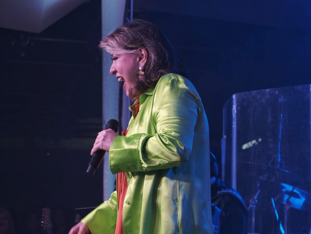 Com ingressos esgotados, Roberta Miranda sobe ao palco de chuteira