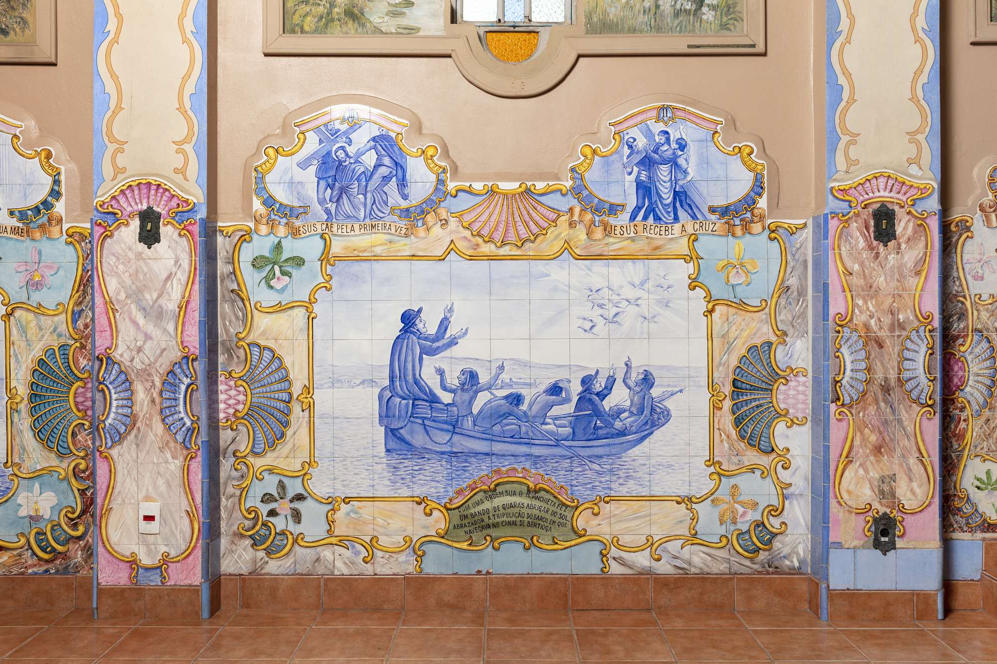 Mostra "Pequenas Pedras Polidas" conta o uso de azulejo na arte nacional