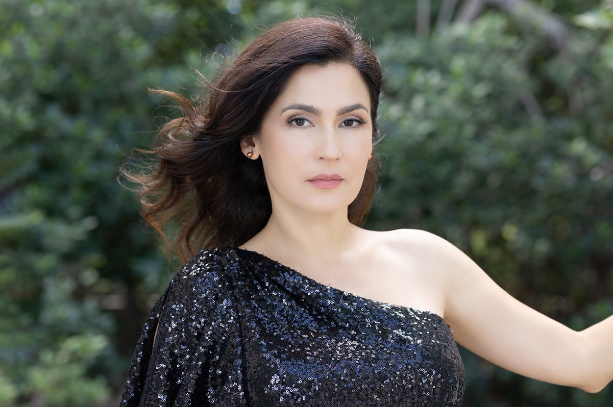 Marina de la Riva faz show de lançamento de novo álbum em São Paulo