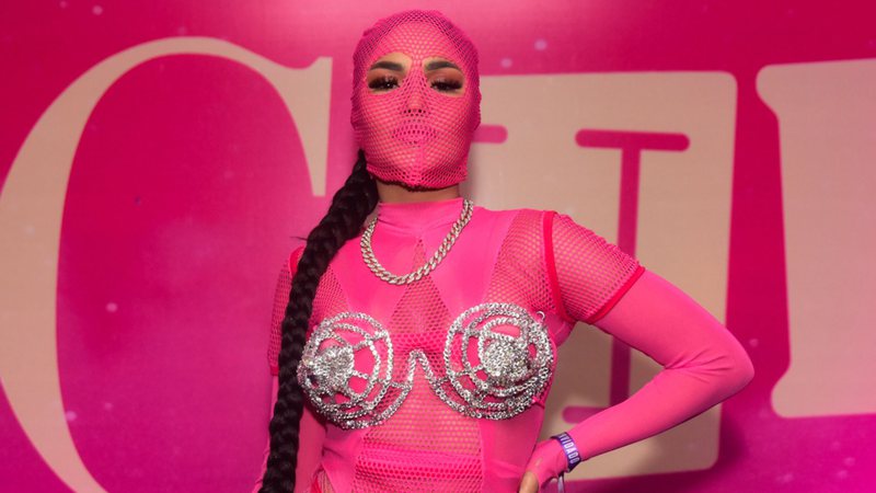 Flay choca fãs com look em balada que mostra parte da virilha